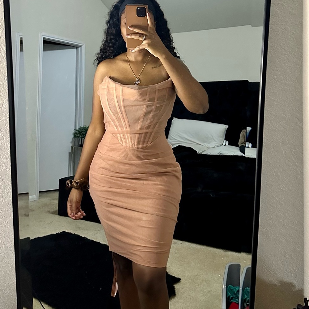 HOUSE OF CB LEILA LONDON STRAPLESS KNEE LENGTH, EVENT DRESS SZ L / BLUSH / LACE